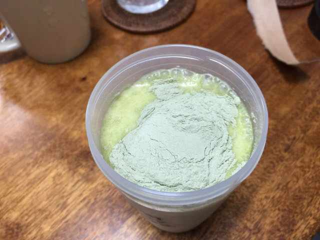 牛乳にミネラル酵素グリーンスムージーの粉末を入れたところ